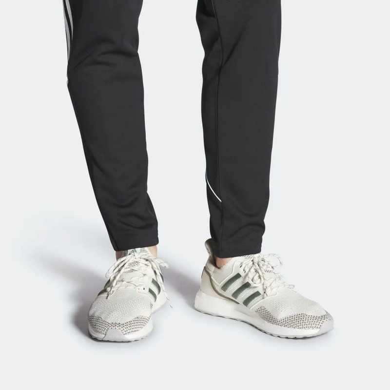 Ultra boost 2025 chalk on feet